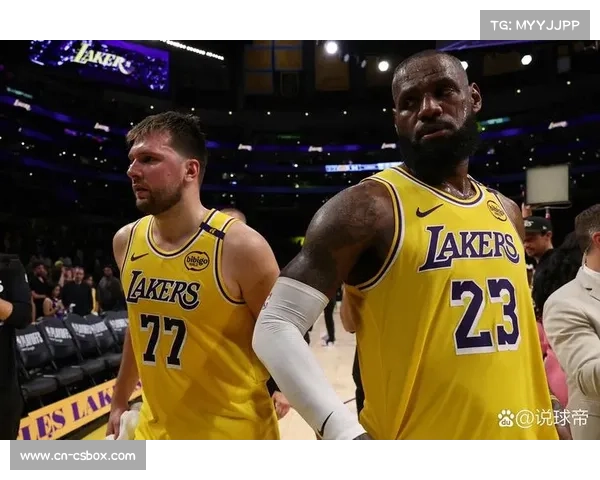 湖人新赛季引援策略：通过买断合同与中产签下艾顿和斯玛特